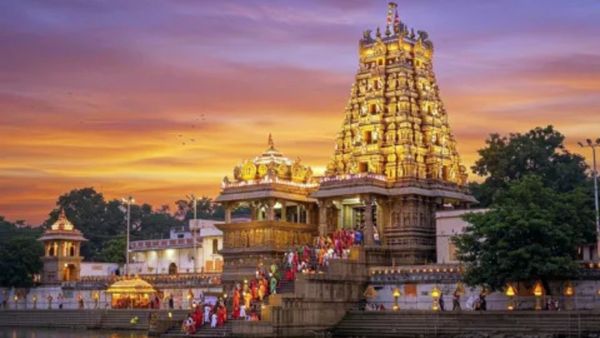బెజవాడ కనకదుర్గమ్మ గుడికి వెళ్ళే భక్తులకు కీలక అలెర్ట్.. వాటిపై నిషేధం!