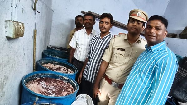 బయట పచ్చళ్ళు కొని లొట్టలేసుకుని తింటున్నారా? ఈ వీడియో చూస్తే చచ్చినా తినరు!