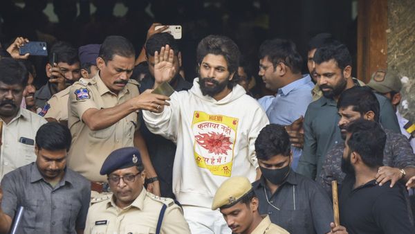 అల్లు అర్జున్‌కు నాంపల్లి కోర్టు షాక్! సంధ్య థియేటర్ కేసులో బిగ్ ట్విస్ట్