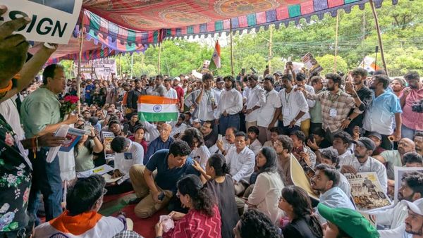 హైదరాబాద్‌లో కాక్రోచ్ విశ్వరూపం..! సోనమ్ వాంగ్‌చుక్ గర్జన