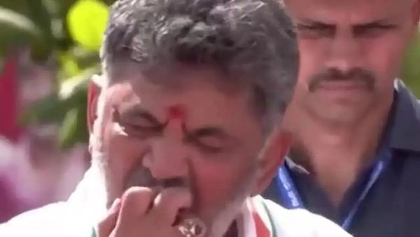  యాపిల్ సగం తిని జనంలోకి విసిరేసిన డీకే శివకుమార్, నెటిజెన్స్ ఫైర్ (వీడియో)..!!