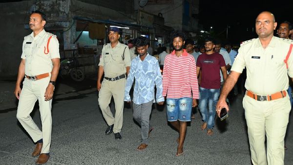 కర్నూలులో ఆర్సీబీ ఫ్యాన్స్‌ రచ్చ.. దిమ్మతిరిగే షాకిచ్చిన పోలీసులు.. వీడియో వైరల్ !!