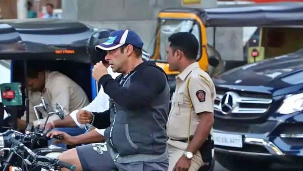 అయ్యో.. సల్మాన్ ఖాన్ ఏంటి ఇలా అయిపోయాడు..! ముంబై రోడ్లపై సైకిల్ తొక్కుతూ..!