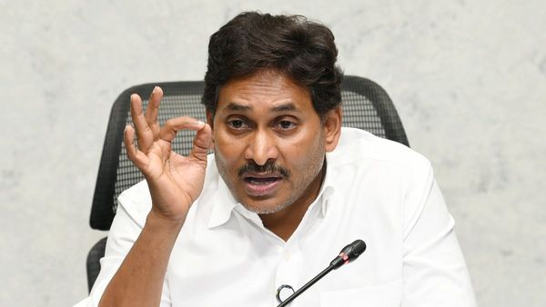ఏపీలో ఆయన మాటలు నమ్మి మోసపోని కుటుంబం లేదు