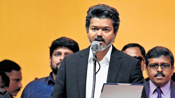 విజయ్ మరో సంచలనం.. బర్త్ డే వేళ వారికి భారీ కానుక..!