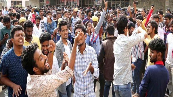 థియేటర్లను షేక్ చేస్తున్న చిన్న సినిమా.. రూ. 100 కోట్లు కొళ్లగొట్టి..!