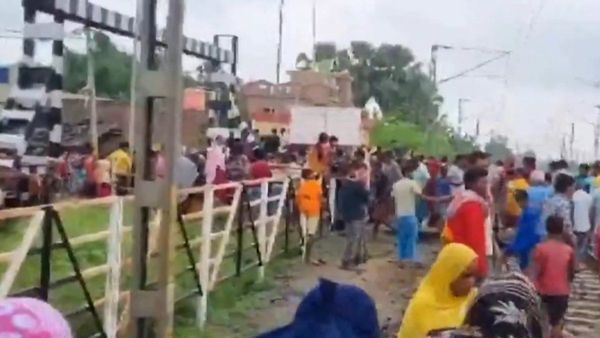 స్కూల్ వ్యాన్ ను ఢీ కొట్టిన రైలు: ముక్కలు.. పట్టాలపై చెల్లాచెదురు