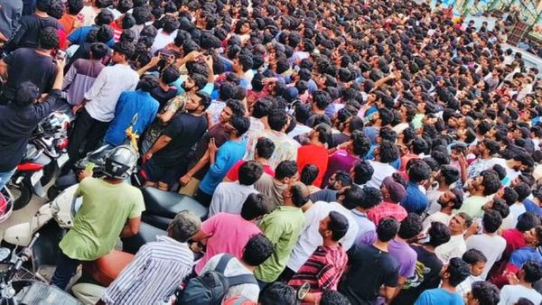 నీ సినిమాకు టికెట్ ముక్క కూడా దొరకట్లే అన్నా.. క్రేజ్ కా బాప్..!