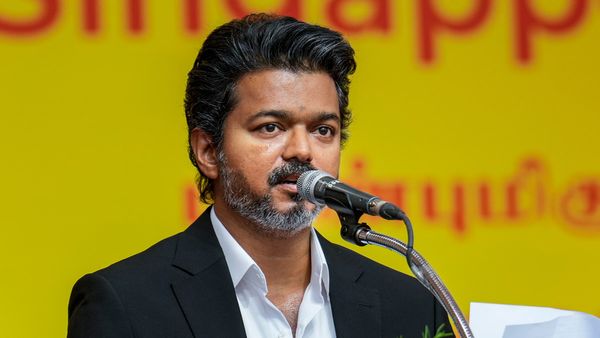 ప్రభుత్వాన్ని కూల్చే కుట్రల వేళ విజయ్ ఊహించని రాజకీయం..!!
