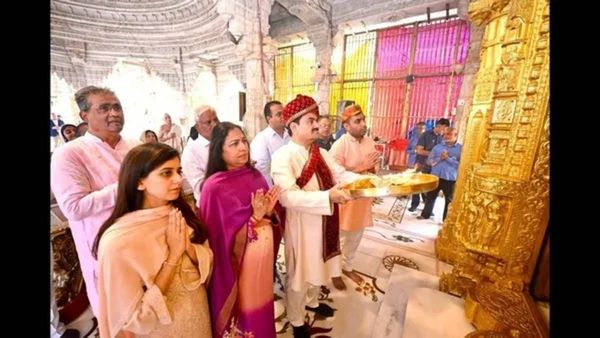 గౌతమ్ అదానీ ఆధ్యాత్మిక పర్యటన.. మాహుడి ఆలయంలో కుటుంబ సమేతంగా పూజలు.!