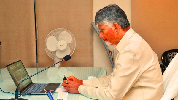 దేశంలో ల్యాప్‌టాప్ వాడిన తొలి సీఎం చంద్రబాబు