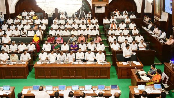 క్షమాపణలు కోరిన సీఎం.. అసెంబ్లీ సాక్షిగా ఊహించని పరిణామం