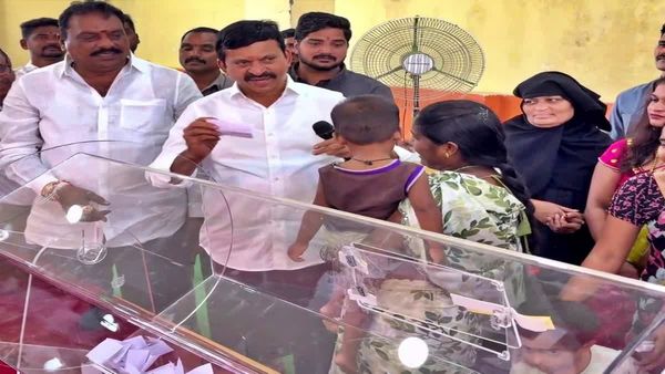 అదృష్టం అంటే ఆ చిన్నారిదే.. లక్కీ డ్రా తీసిన చిన్నోడి కుటుంబానికే ఇల్లు..