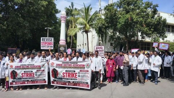 సెలవులు రద్దు.. ఎమర్జెన్సీ వైద్య సేవలు బంద్! జూనియర్ డాక్టర్ల సమ్మె సెగ
