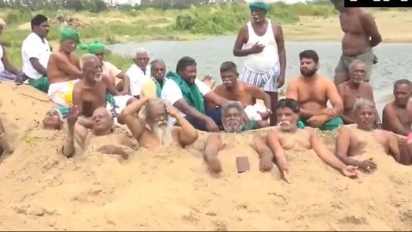తమిళనాడులో రైతుల వింత నిరసన
