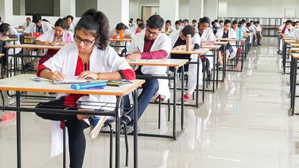వైద్య విద్యార్థులకు పండుగే.. వారికి ఏడాదికి రూ.1,50000 స్కాలర్ షిప్!