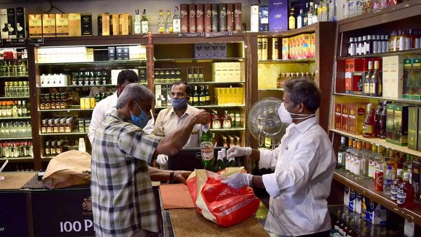 మందు బాబులకు కిక్కిచ్చే నిర్ణయం- కొత్తగా 121 ఫారిన్ లిక్కర్ బ్రాండ్లు ఎంట్రీ, ధరలు..!!