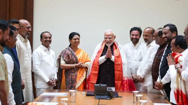 పార్టీ పదవుల నుంచి అవుట్, మోదీ కేబినెట్ లో ఆ ఇద్దరికీ ఎంట్రీ..!!
