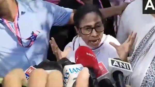 ఇంతింత బండరాళ్లు నా కారుపై విసిరేశారు: నా తల పగిలిపోయేది: మమత బెనర్జీ ఆందోళన