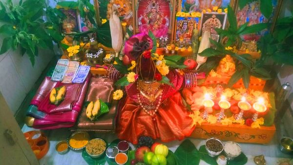శ్రావణ మాసంలో వరలక్ష్మీ వ్రతం ఎందుకు జరుపుకుంటారు? ఉపయోగాలేంటి?