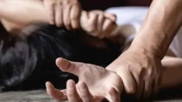 ఖాకీల వేషంలో కామాంధులు: పోలీసులమని చెప్పి బాలికపై గ్యాంగ్ రేప్! 