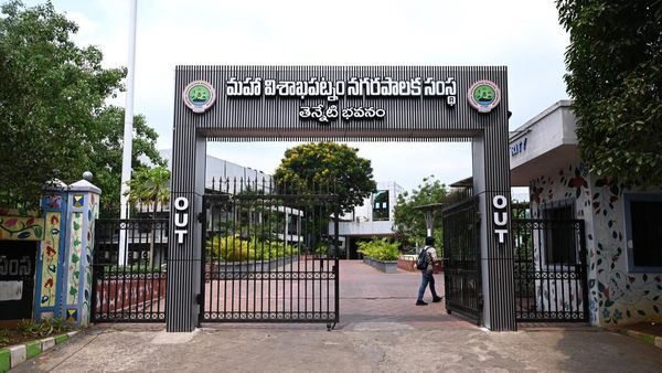కూటమిలో విశాఖ మేయర్ సీటు వారికేనా- అక్కడే అసలు ట్విస్ట్..!!