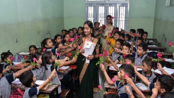 ఇకపై టీచర్లు 'Tr' అని రాసుకోవచ్చు.. దేశంలోనే తొలిసారిగా పేర్ల ముందు ప్రెఫిక్స్!