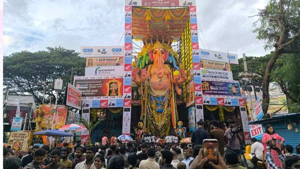 ఖైరతాబాద్​ గణేష్ వద్ద పోటెత్తిన భక్తులు.. కిటకిటలాడుతున్న క్యూలైన్లు..!