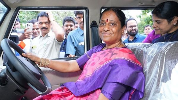 కొండా సురేఖ బర్తరఫ్ ..సంబరాల్లో ఓరుగల్లు కాంగ్రెస్ నేతలు!