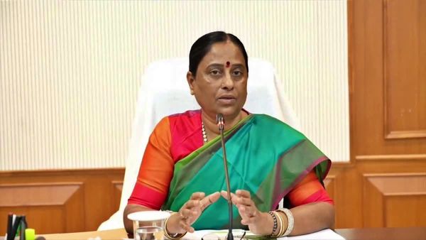 కొండా సురేఖకు వరుస షాక్ లు.. భద్రత తగ్గింపు, గన్ మెన్లు వెనక్కి.. బుల్లెట్ ప్రూఫ్ వాహనం స్వాధీనం..!