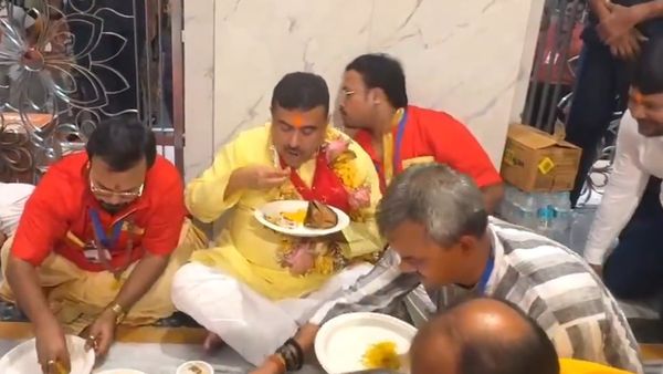బెంగాలీ సెంటిమెంట్ కు దిగొచ్చిన సీఎం..! ఆలయంలో చేపతో భోజనం..!