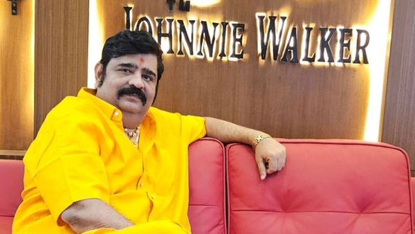 వేణుస్వామి చాలా తక్కువ ఫీజు తీసుకుంటాడంట.. మీరు కూడా చెప్పించుకోండి!