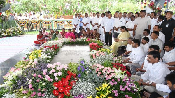 జగన్, షర్మిల ఒకే చోట...అయినా- వైఎస్సార్ ఘాట్ సాక్షిగా..!!