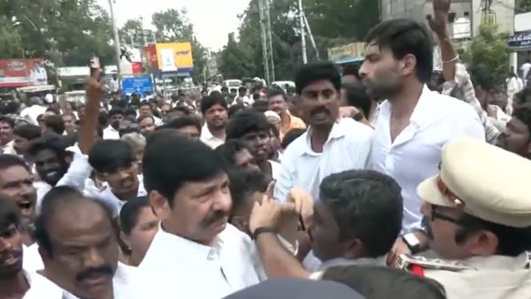 శాప్ కార్యాలయంలో  స్పోర్ట్స్ కోటా టీచర్లపై  వైసీపీ దాడి..!!