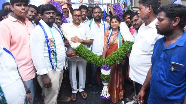 స్థానిక సంస్థల ఎన్నికల వేళ.. విజయవాడ వైసీపీలో భారీ చేరికలు