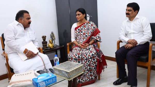 తమిళనాడు పీసీసీ హెడ్ క్వార్టర్ లో షర్మిల- భర్త అనిల్ ను వెంటబెట్టుకుని మరీ.. !!
