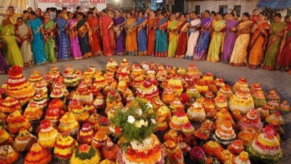 బతుకమ్మ సంబరాలకు వేళాయే.. ఏ రోజు ఏ పేరు, ఏ నైవేద్యాలు.. తెలుసుకోండి!