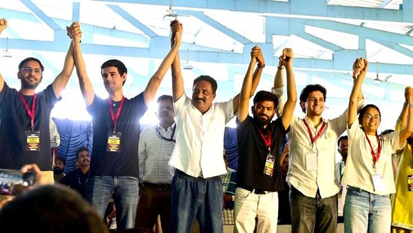 CJP Protest: బెంగళూరులో కాక్రోచ్ గర్జన-ధృవ్ రాఠీ, ప్రకాష్ రాజ్ హాజరు..!