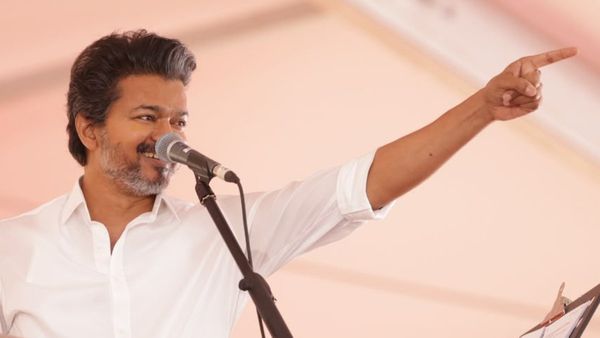 తమిళనాడు అసెంబ్లీ ఉప ఎన్నికల్లో విజయ్ కు ఝలక్: ఒక చోట లీడ్.. మరో చోట సీన్ రివర్స్