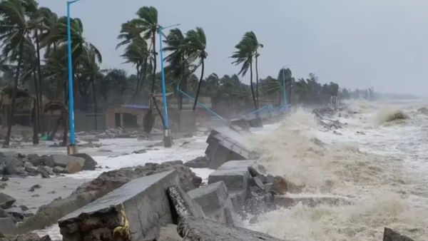 ఏపీ తీరం వైపు తరుముకొస్తోన్న సూపర్ సైక్లోన్- మహోగ్రం- అక్కడ స్కూళ్లకు సైతం సెలవులు