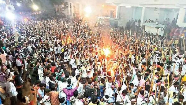 దేవరగట్టు కర్రలసమరంలో పగిలిన తలలు: 100మందికి పైగా గాయాలు; ఒకరు మృతి!