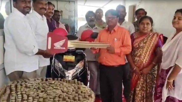 రూ.10 నాణేలతో టూవీలర్ కొనుగోలు చేసిన వ్యక్తి.. కారణం ఇదే..!