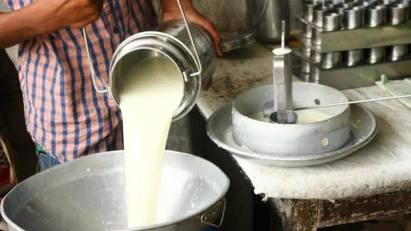 Milk Price: పొంగిన పాల ధరలు.. లీటరుపై ఏకంగా 8 రూపాయలు పెంపు