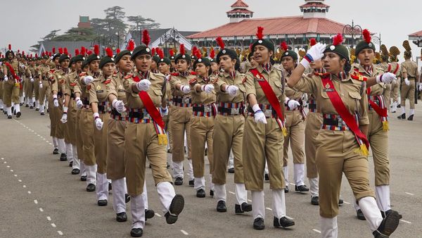 NCC: చరిత్రలోనే ఫస్ట్ టైమ్.. అమ్మాయిల కోసం పారా గ్లైడింగ్