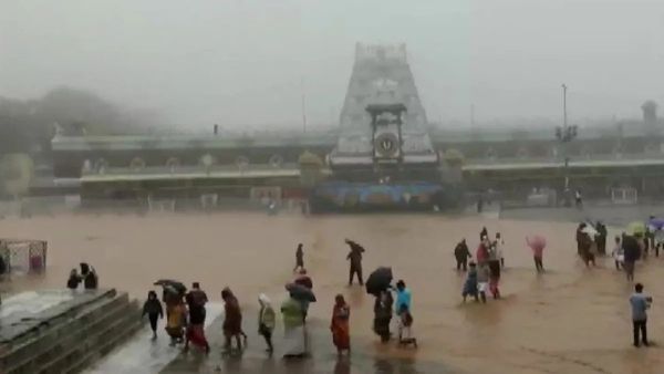 తిరుమలలో ఎడతెరిపి లేకుండా భారీ వర్షం - భక్తులకు టీటీడీ కీలక సూచనలు..!!