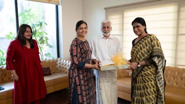 విజయసాయిరెడ్డి ఇంటికి వైఎస్ షర్మిల..! ఆప్యాయంగా ఆహ్వానం..!