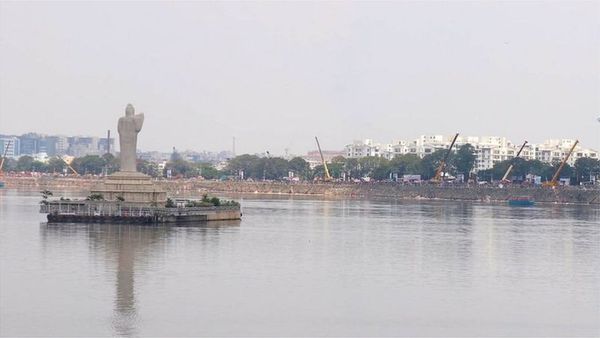 హైదరాబాద్: హుస్సేన్‌సాగర్‌లో దూకి ఆత్మహత్యకు ప్రయత్నించిన 114 మంది ప్రాణాలను ఈ ఒక్కడే కాపాడాడు