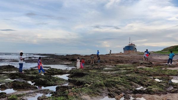 విశాఖ తెన్నేటి పార్క్‌ తీరానికి కొట్టుకొచ్చిన నౌకను మళ్లీ సముద్రంలోకి ఎలా పంపిస్తారంటే...