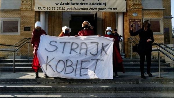 ఈ దేశంలో చర్చిలపై మహిళలు ఎందుకు దాడులు చేస్తున్నారు?