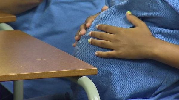 టీనేజి వయసులో నెల తప్పుతున్నారు.. గర్భవతులైన బాలికలను స్కూలుకు రావొద్దంటున్న ప్రభుత్వం